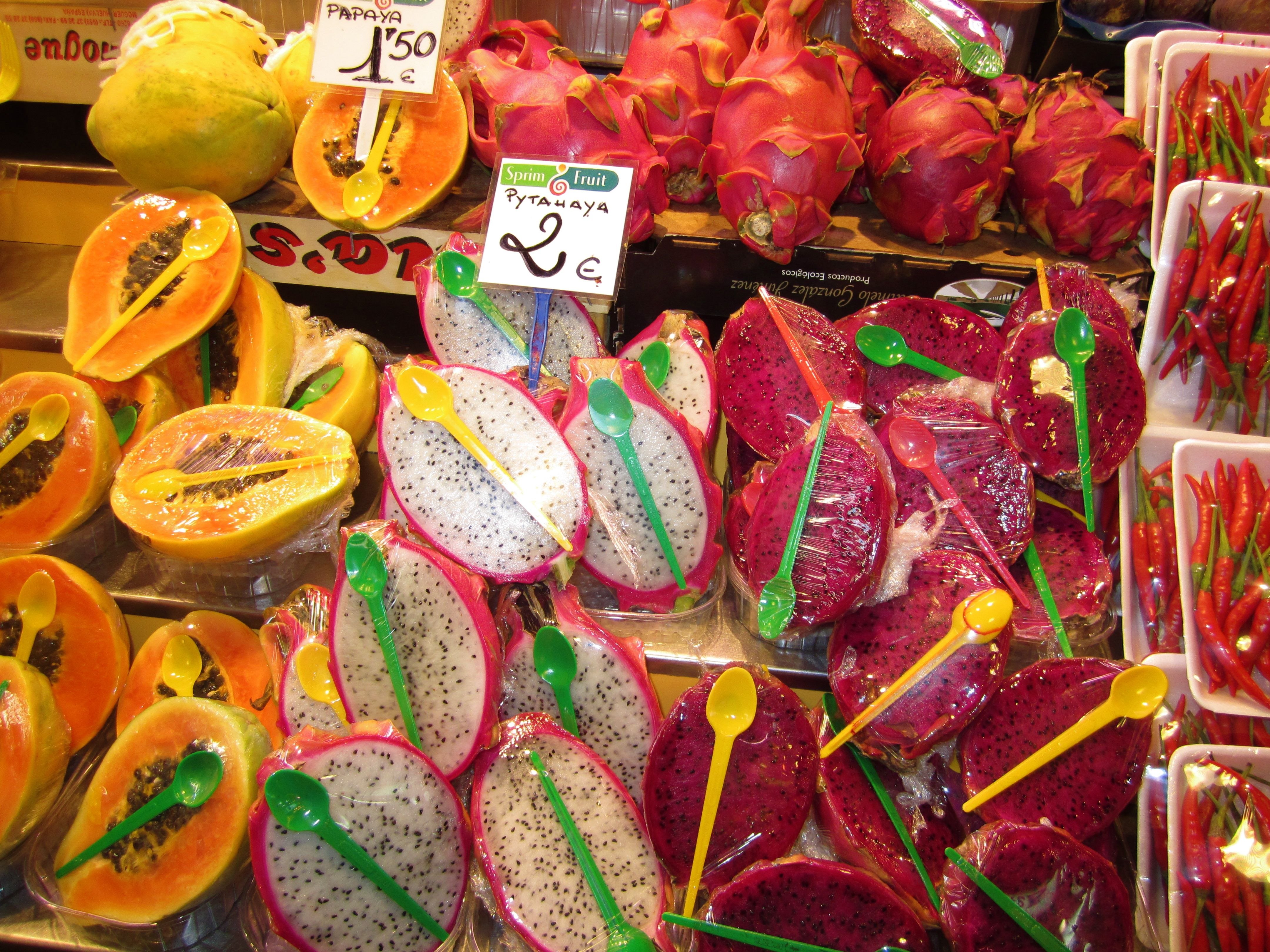 Экзотические фрукты в магните. Фрукты Испании. Экзотические фрукты на рынке. Экзотические фрукты Испании. Китайский экзотический фрукт.