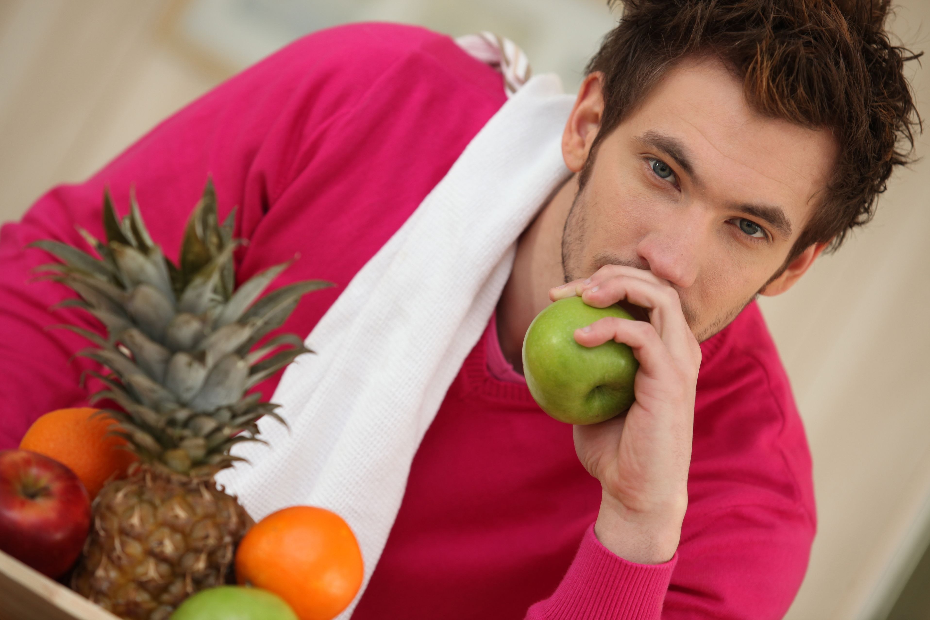 Здоровье мужчины продукты. Парень с фруктами. Человек фрукт. Человек ест фрукты. Фотосессия с фруктами.