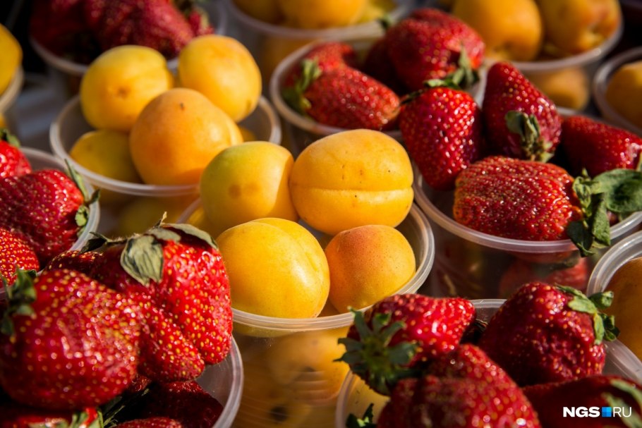 Летние фрукты и ягоды