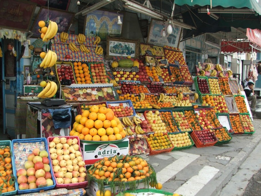 Фрукты в городе