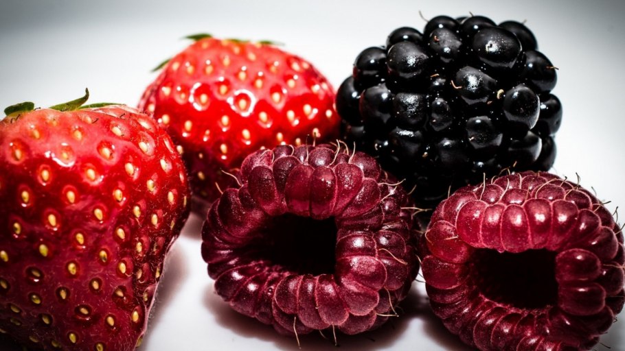 Ягоды малина ежевика