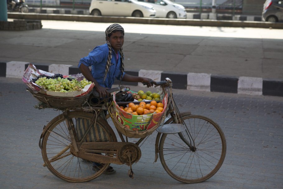 Индия фрукты на голове