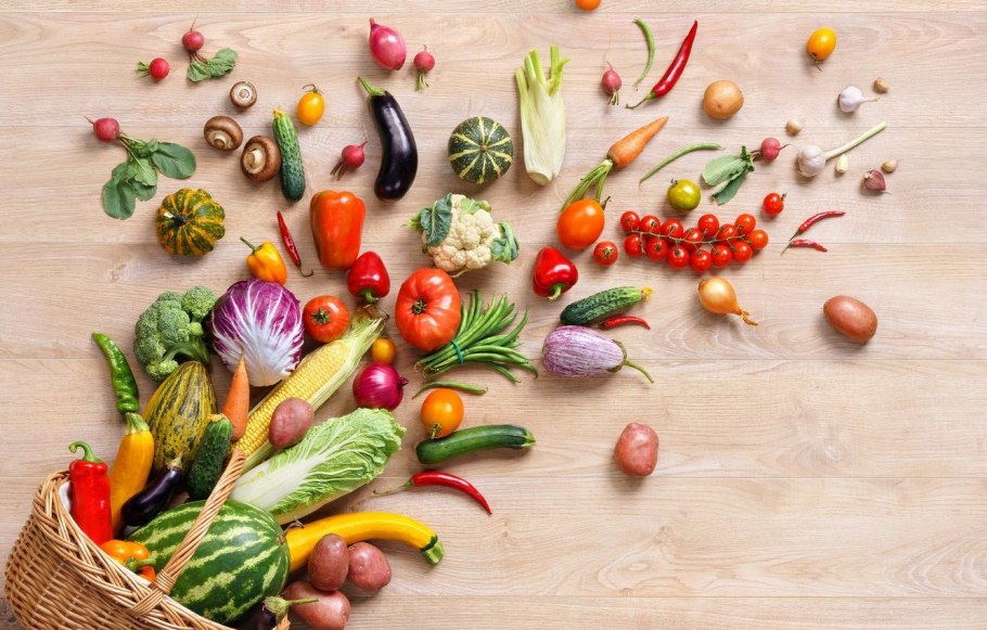 Фрукты на деревянной доске