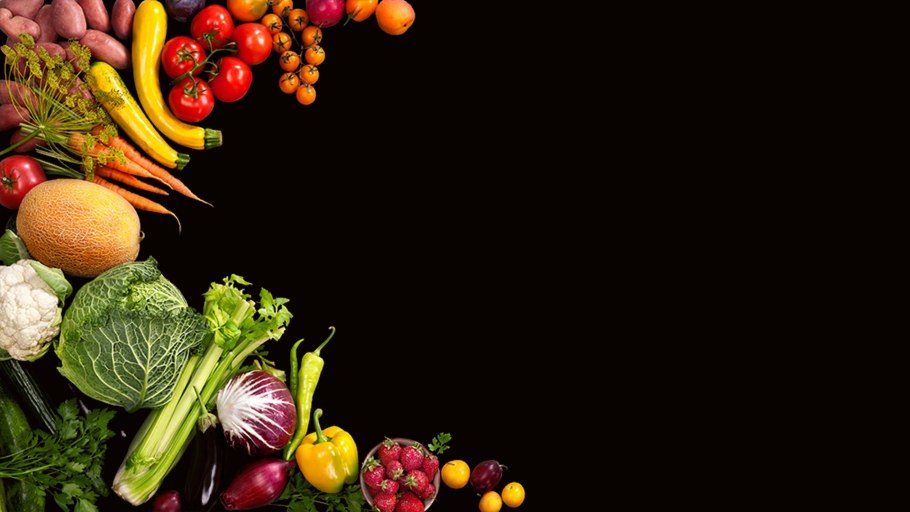 Фрукты и овощи на черном фоне