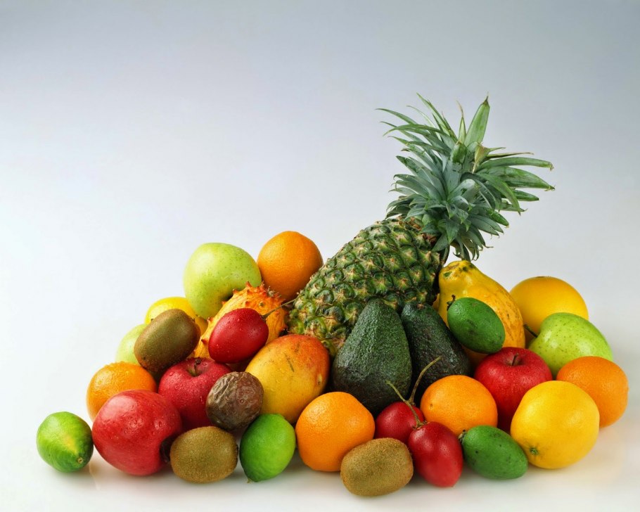 Экзотические фрукты на черном фоне