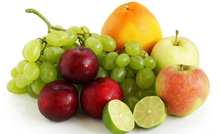 Фрукты на белом фоне