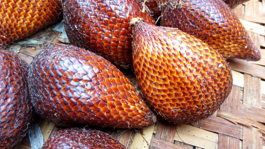 Зеленый пупырчатый тропический фрукт