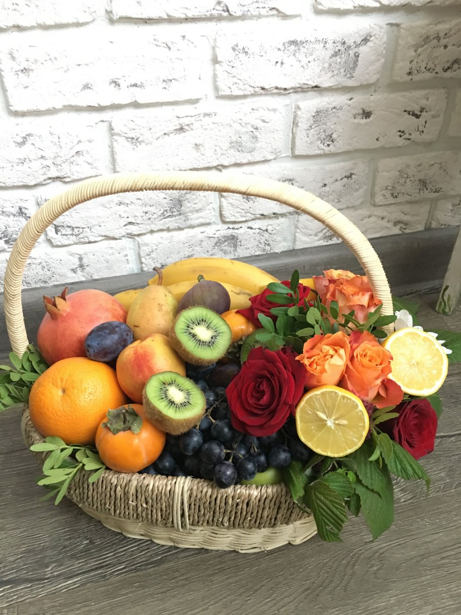 Корзина из фруктов и цветов