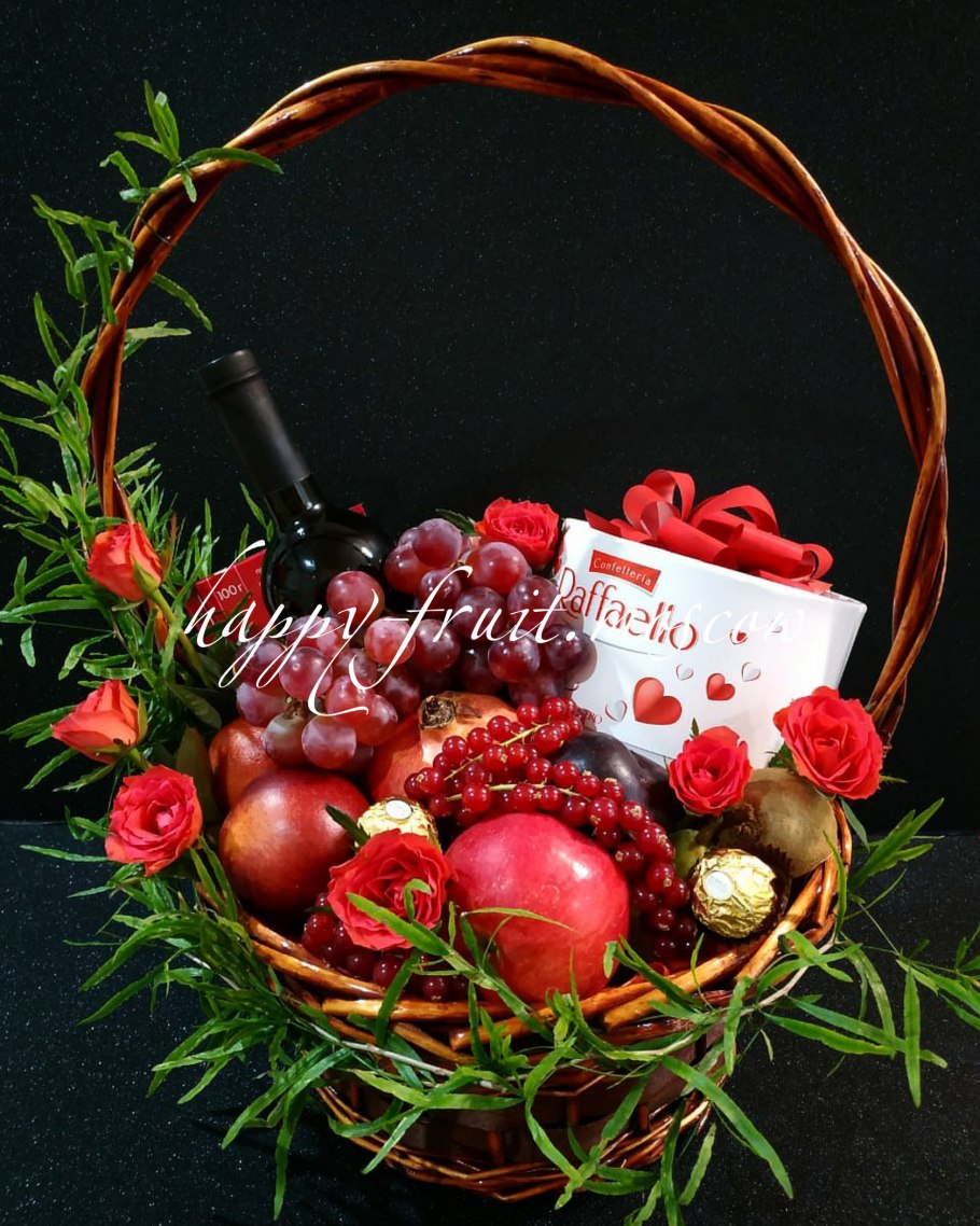 Подарочная корзина с фруктами и конфетами