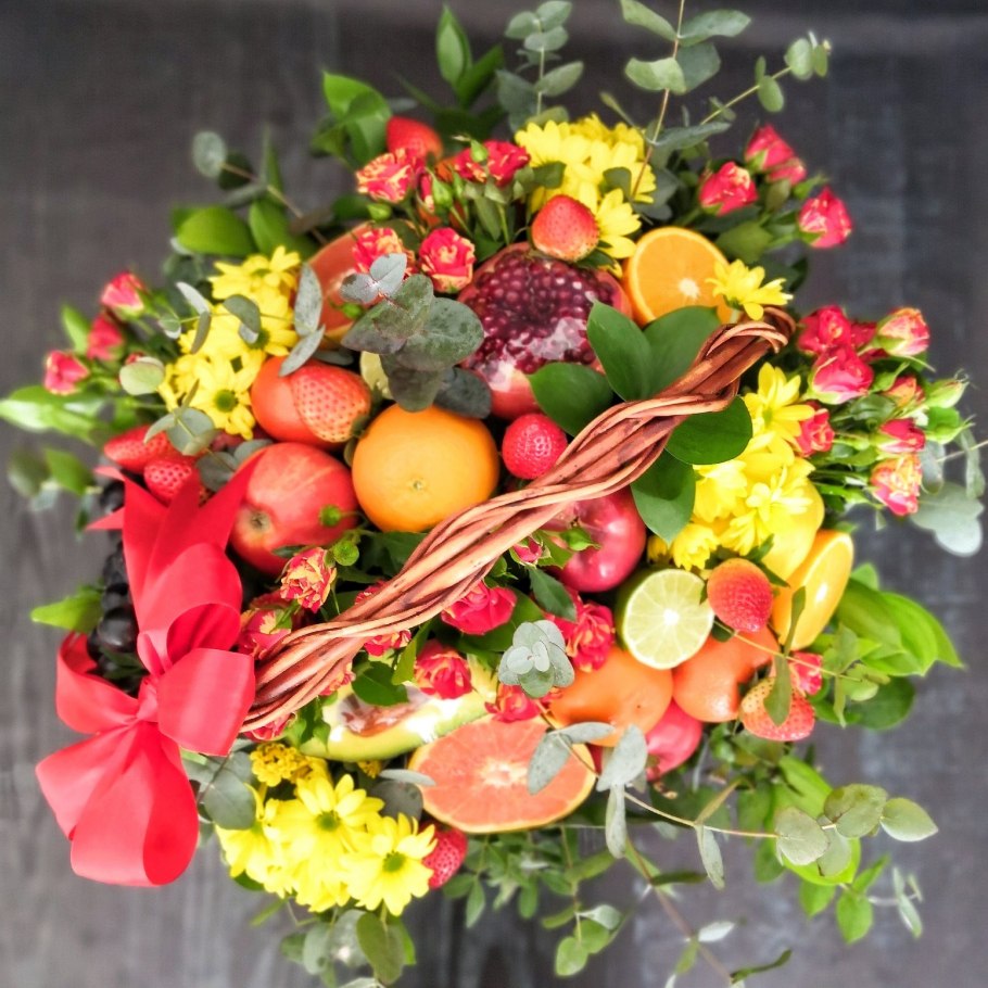 Фруктовая корзина с цветами