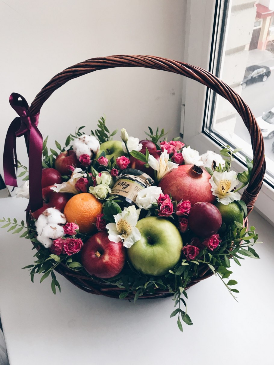 Корзина из фруктов и цветов