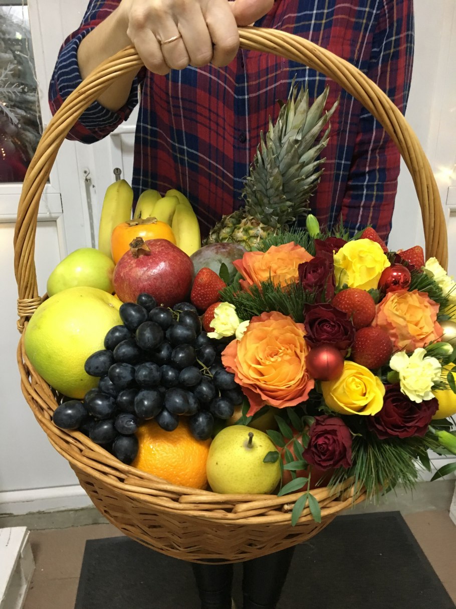 Корзинка с фруктами и цветами
