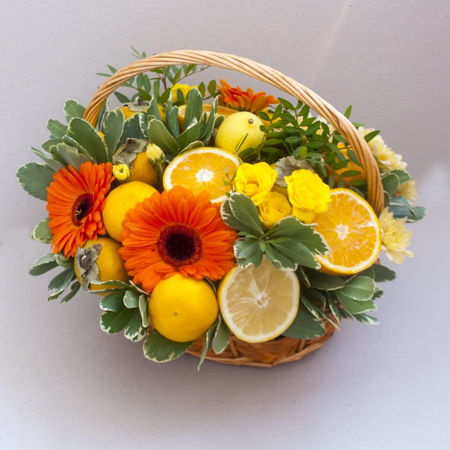 Букеты из фруктов в корзинке
