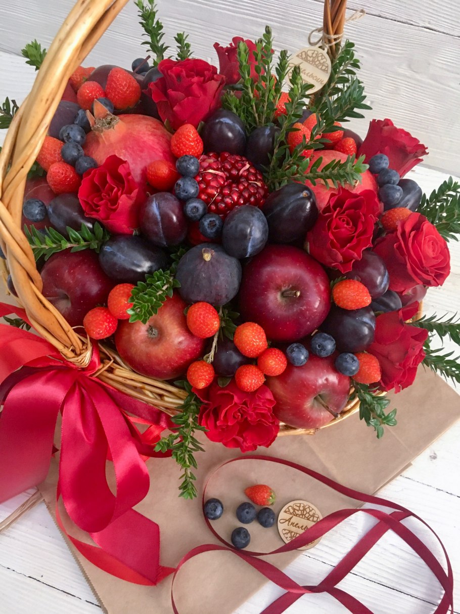 Корзинка с фруктами и цветами