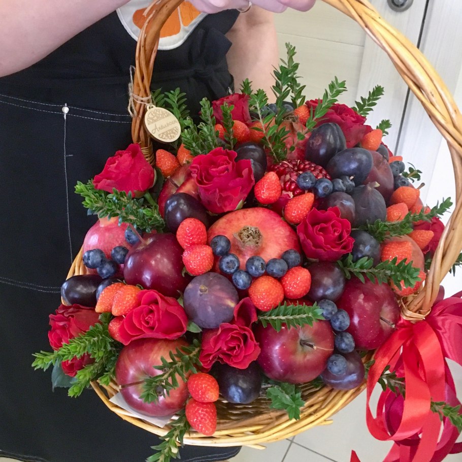 Корзина с фруктами и цветами