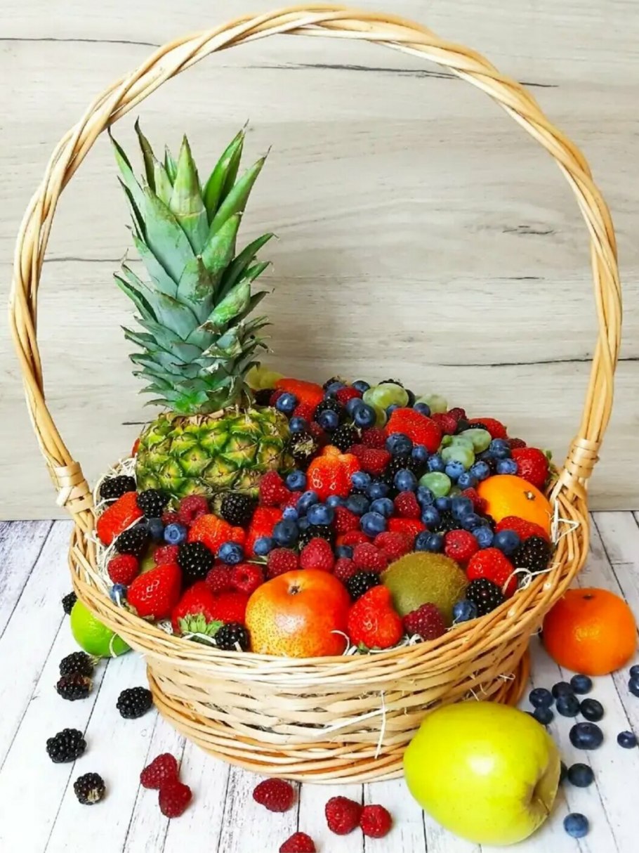 Корзина «цветы и фрукты»