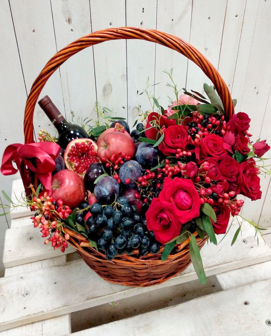Корзина с фруктами и цветами