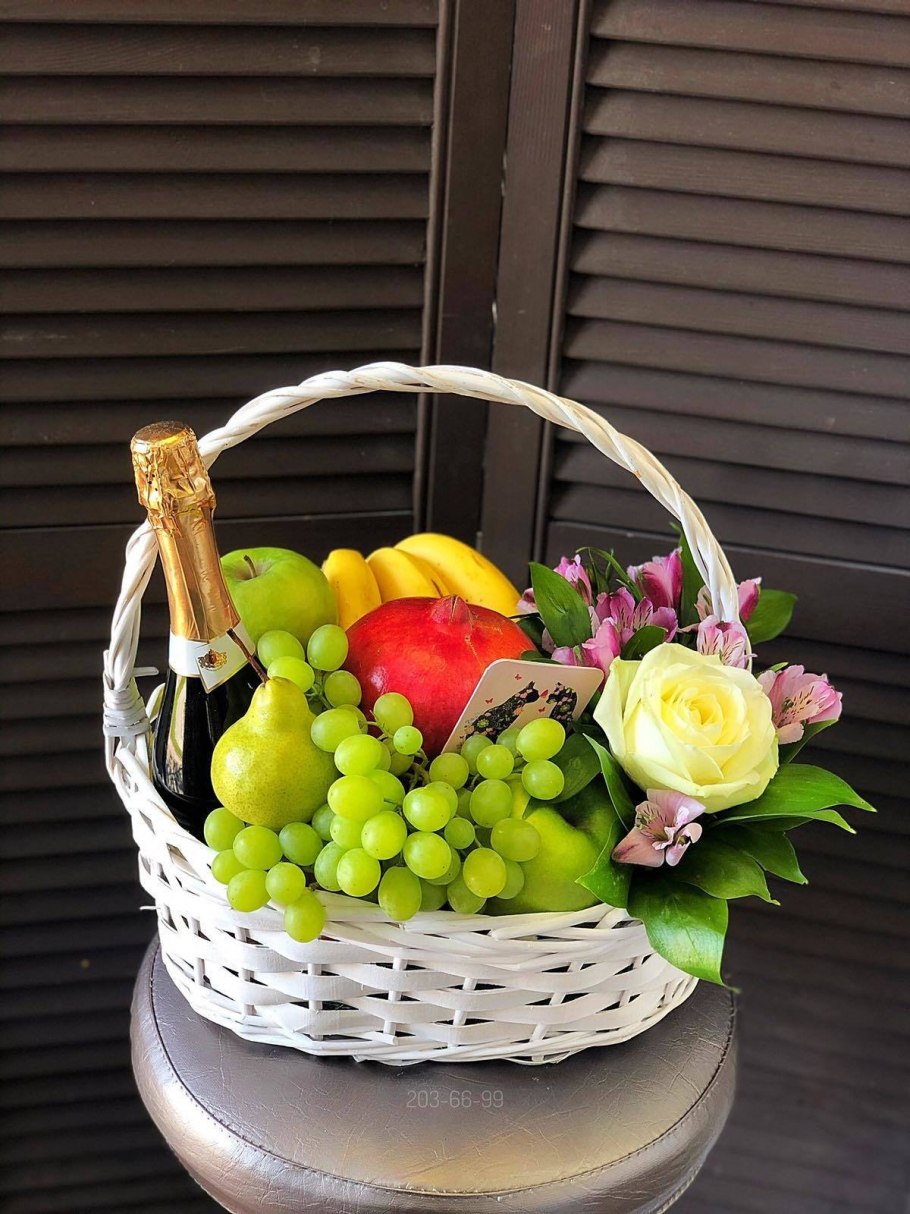 Корзина с фруктами и цветами