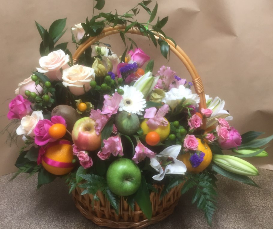 Цветочно-фруктовые композиции в корзине