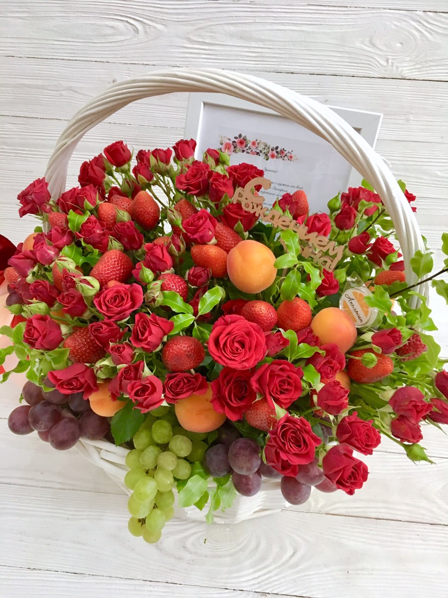 Корзина с фруктами и цветами