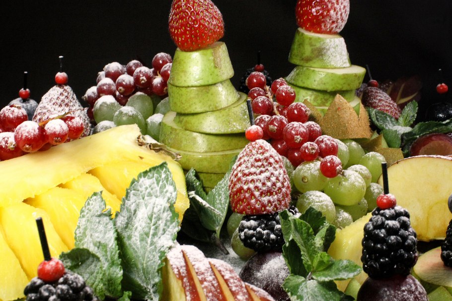 Фрукты в вафельном рожке