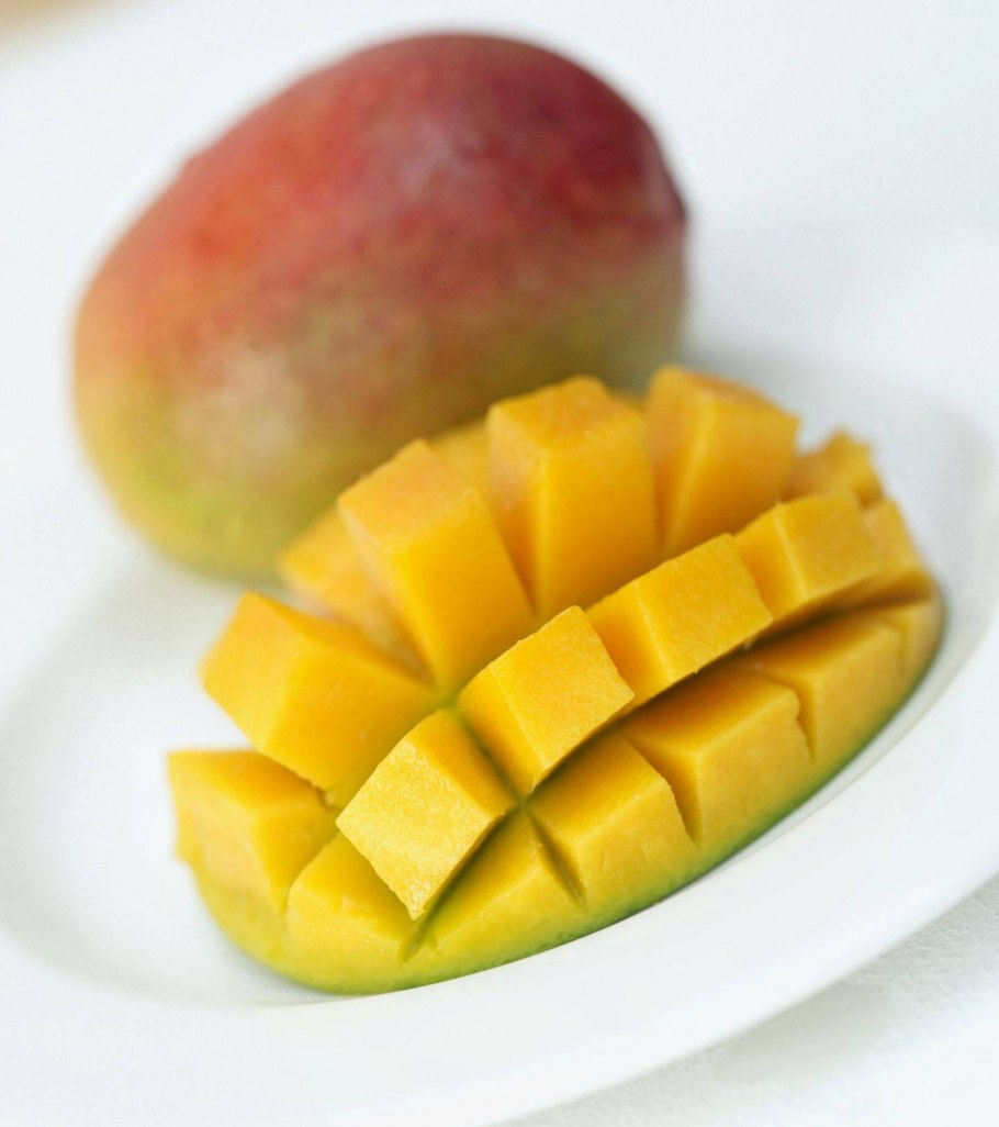 Фрукт манго в очках