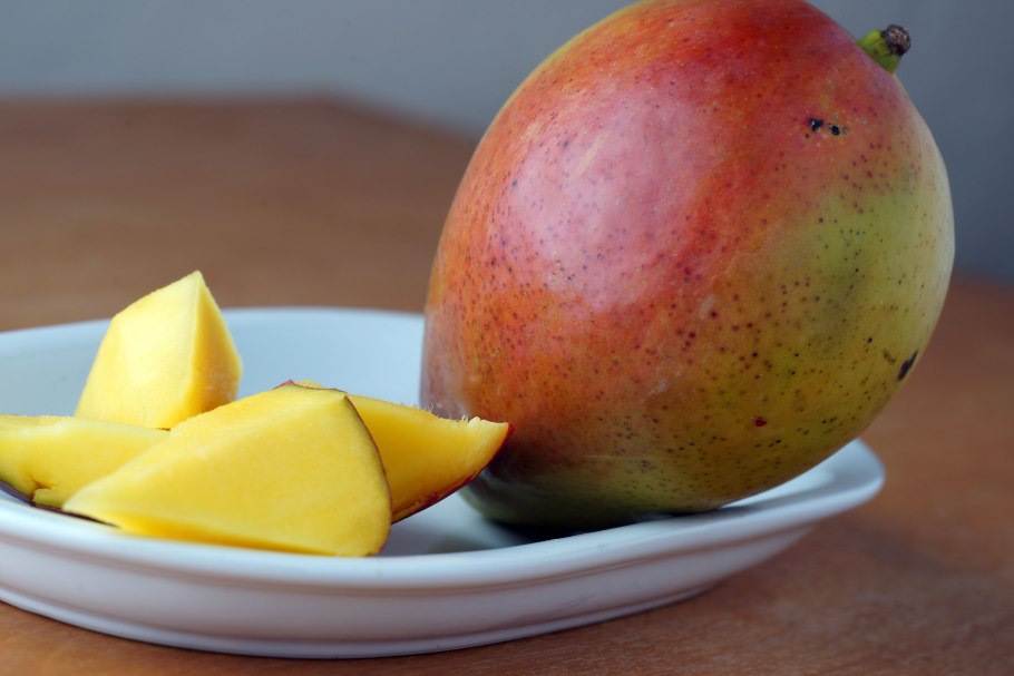 Желтое манго в разрезе