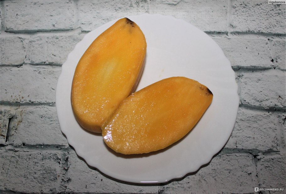 Манго на черном фоне