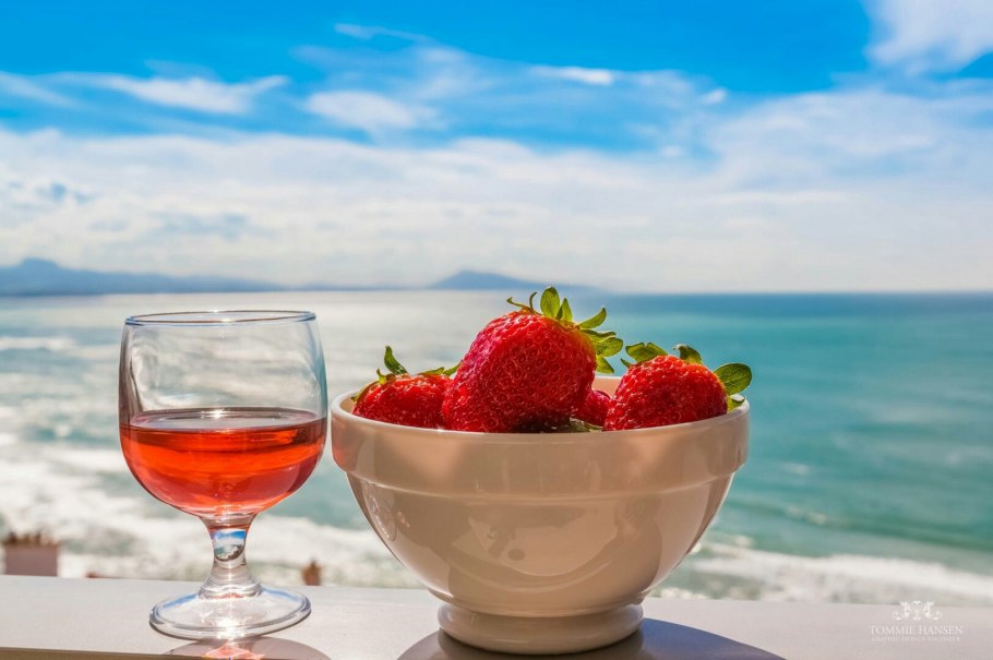 Клубника и море
