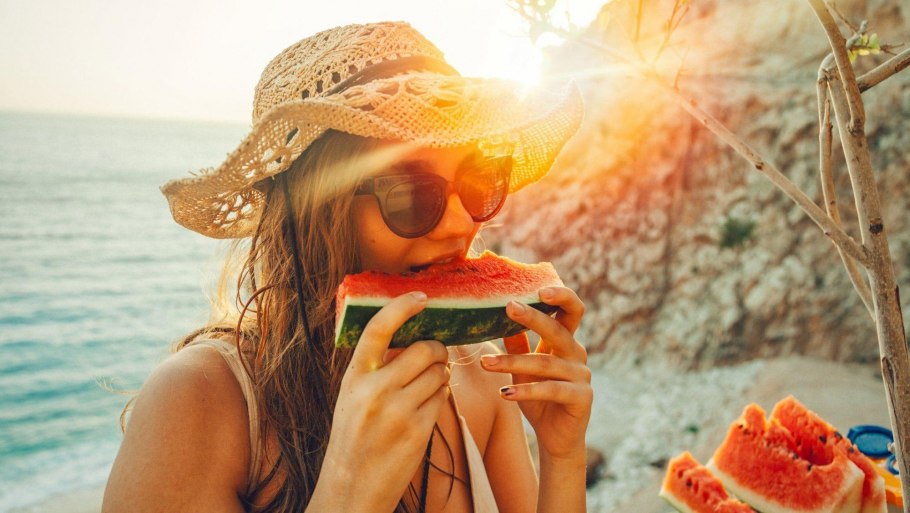 Девушка с фруктами на море