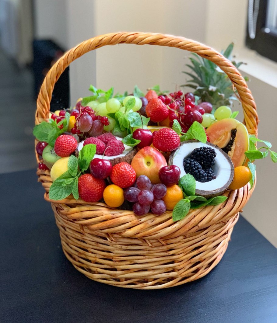 Корзина с фруктами