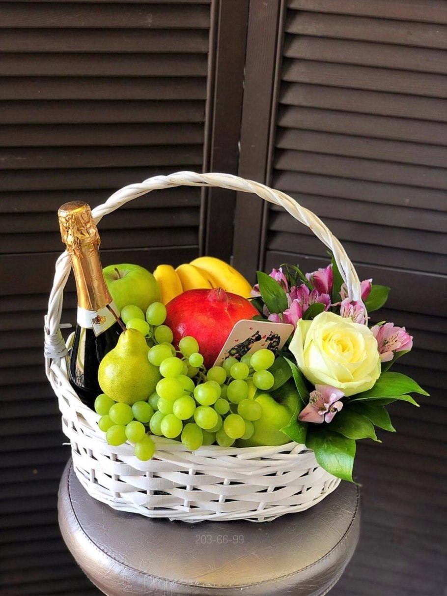 Корзинка с фруктами и цветами