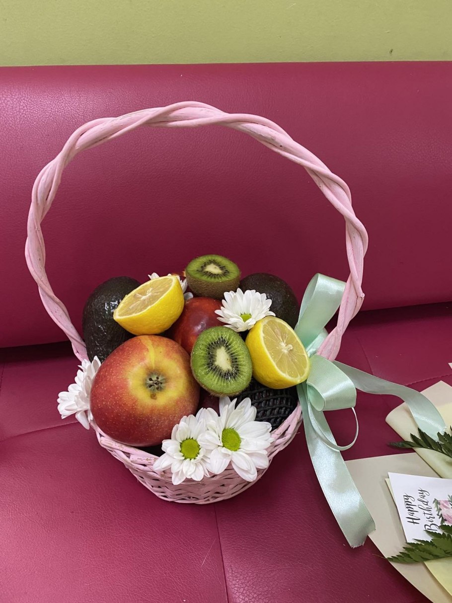 Корзинка с фруктами и цветами