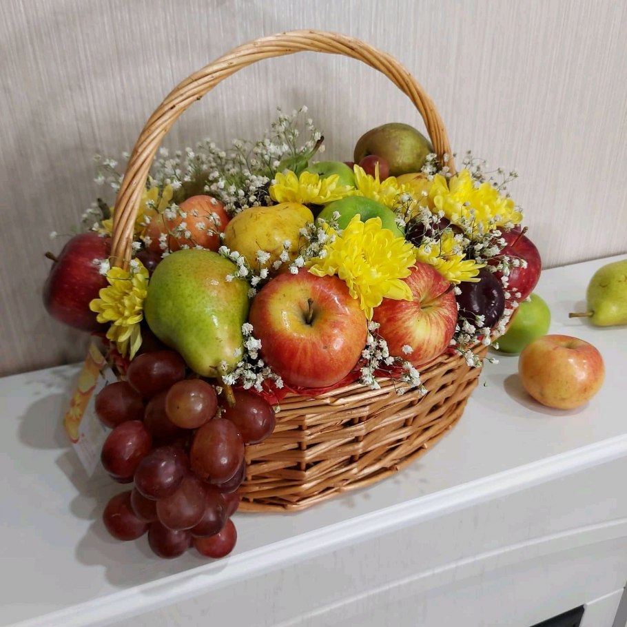 Композиция корзинка с фруктами