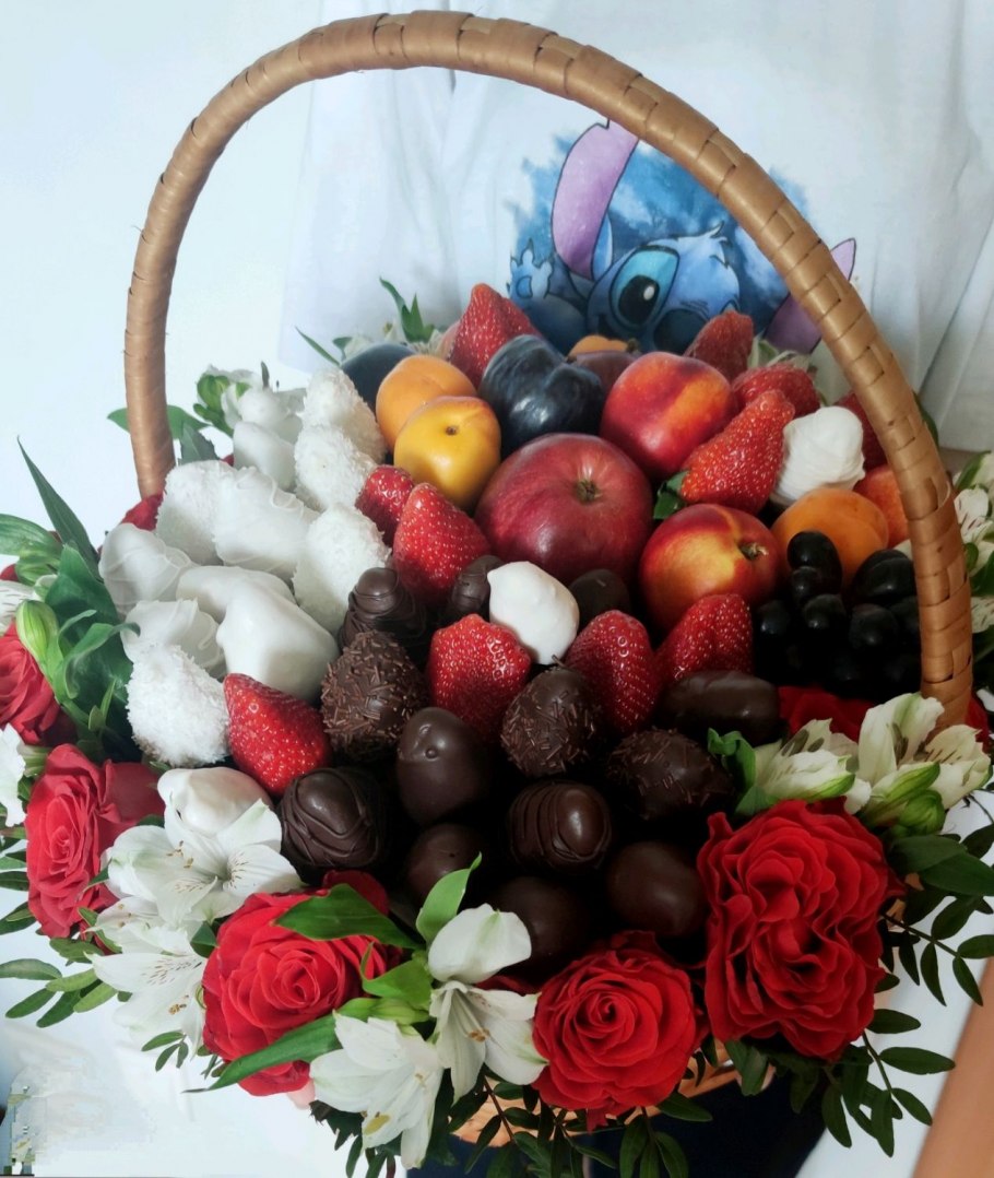 Букет из ягод и фруктов