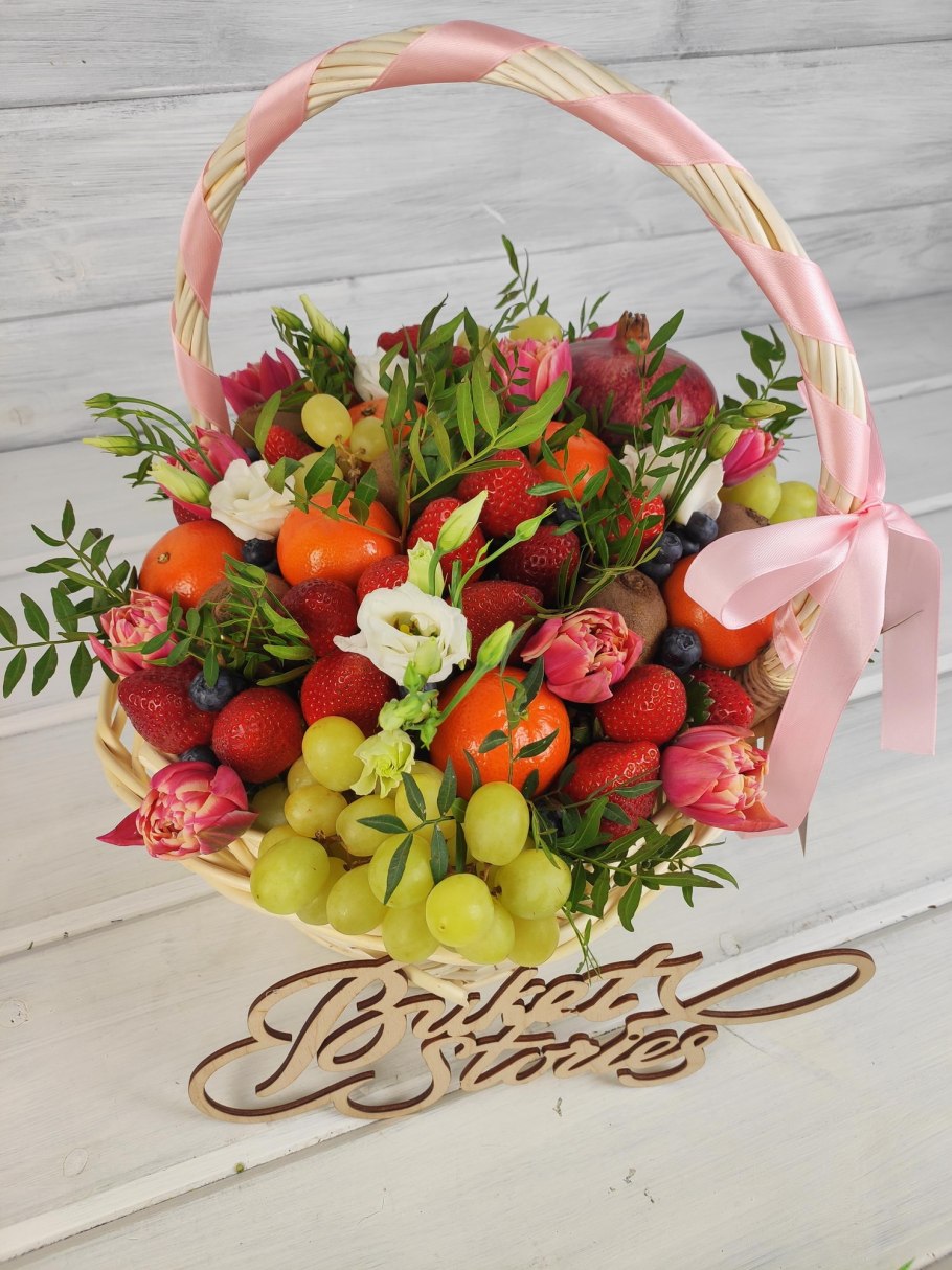 Корзинка с фруктами и цветами