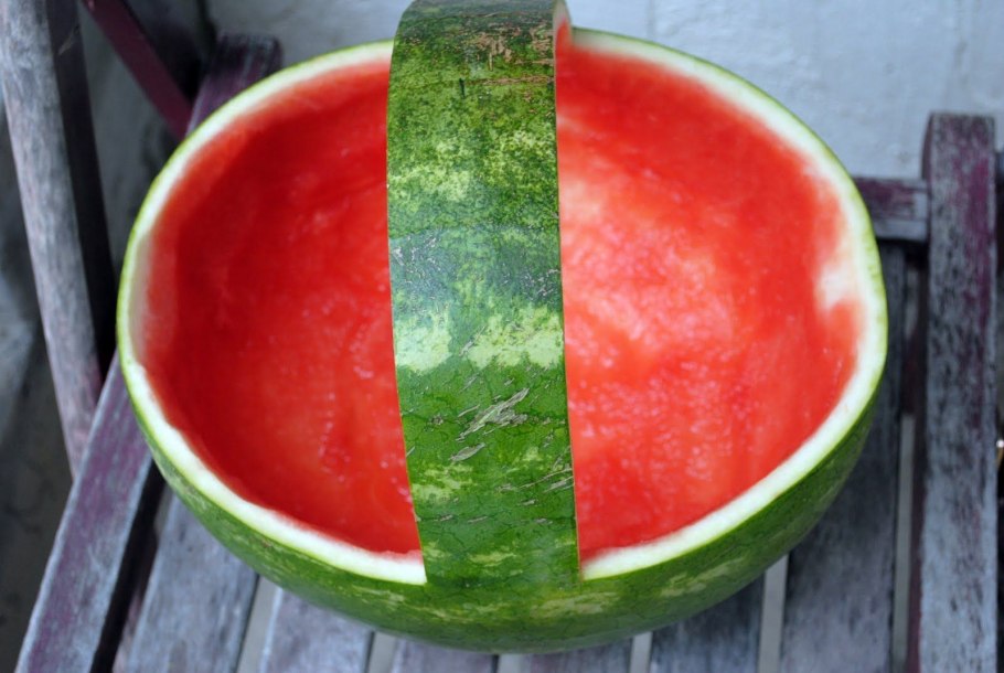 Фруктовая корзина из арбуза