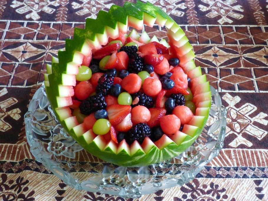 Фруктовая корзина из арбуза