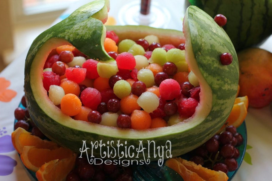 Фруктовая корзина из арбуза