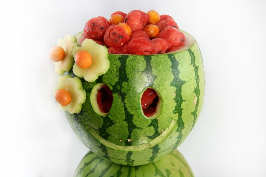 Фруктовая корзина из арбуза