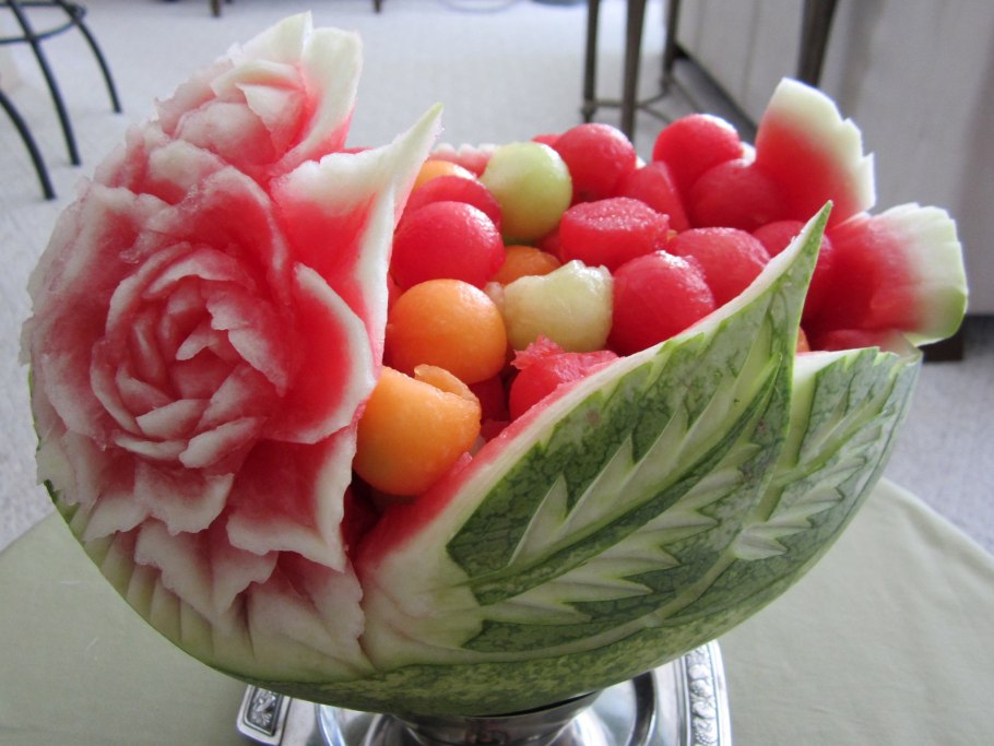 Корзинка из арбуза с фруктами