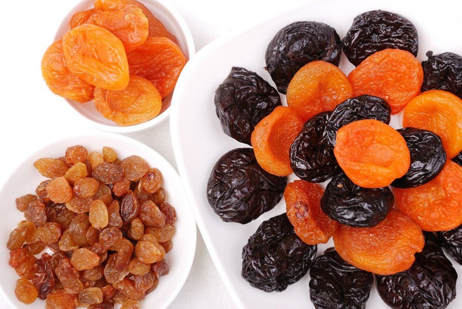 Абрикос на ветке