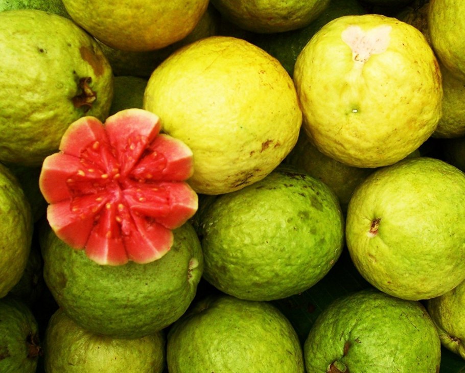 Гуава с розовой мякотью