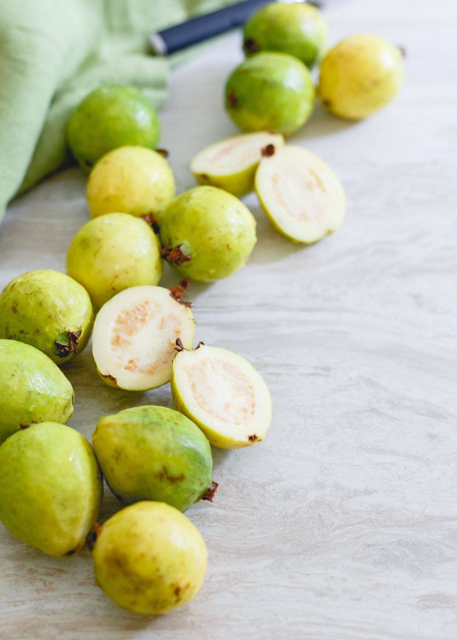 Мадагаскарские фрукты страстоцвет, гуава, , папайи, Тамарин.