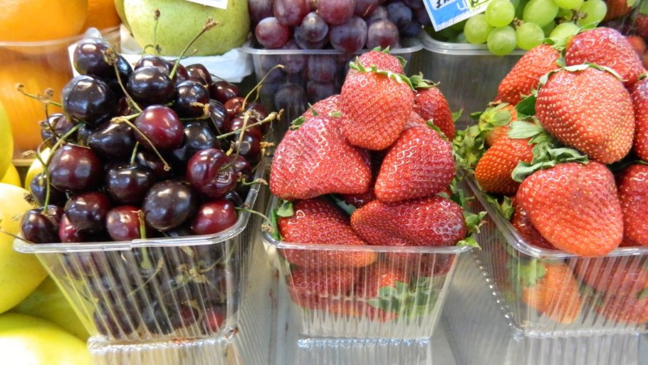 Ягоды фрукты в магазин