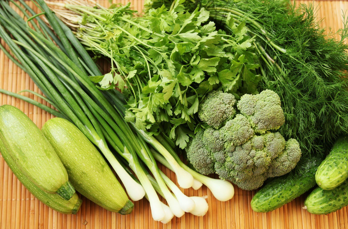 Есть зеленые овощи. Брокколи шпинат петрушка. Спаржа брокколи шпинат. Крестоцветные овощи и зелень. Зелень брокколи шпинат.