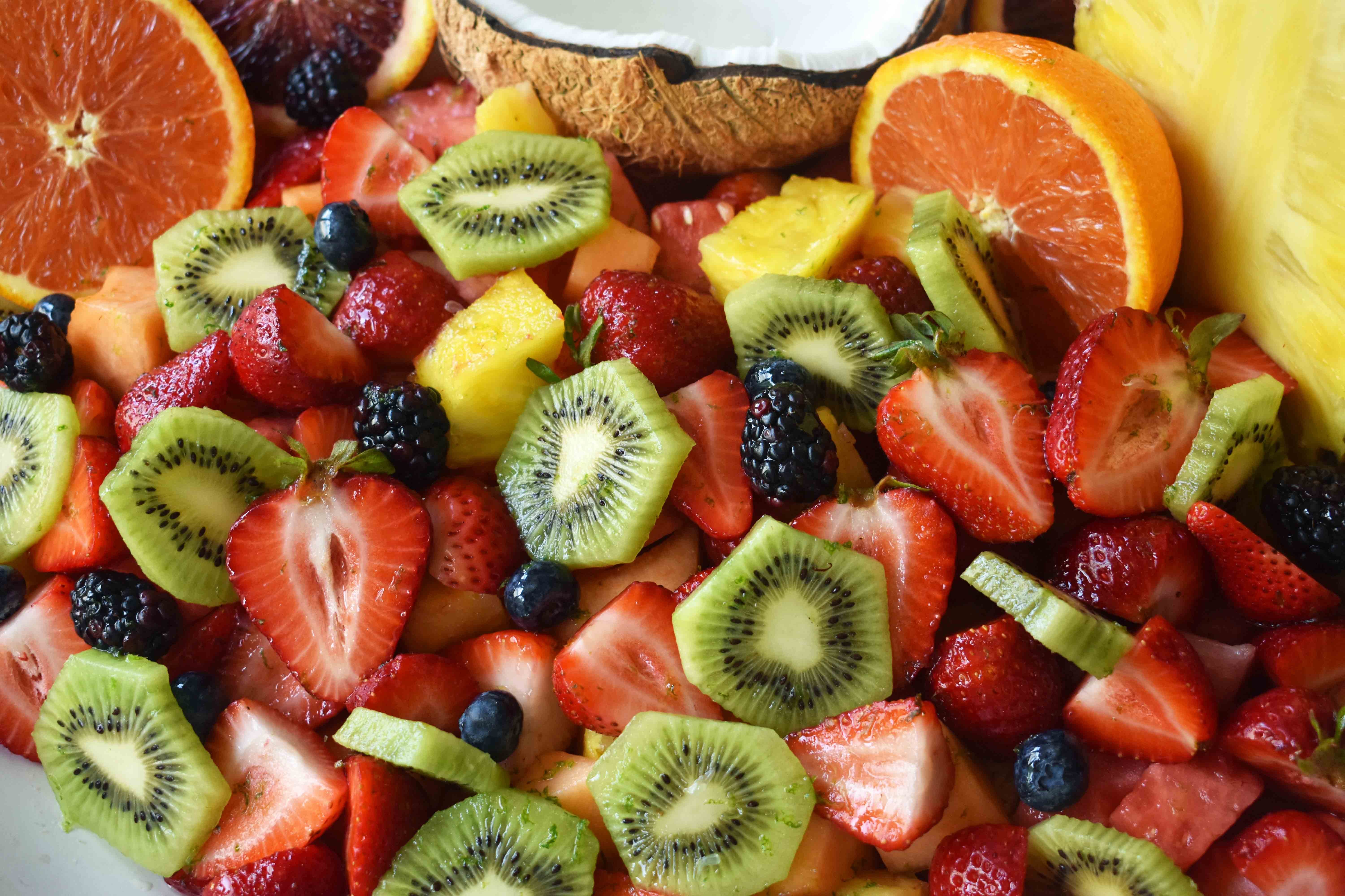 Летний фруктовый. Красивые фрукты. Летние фрукты. Свежие фрукты. Лето фрукты ягоды.