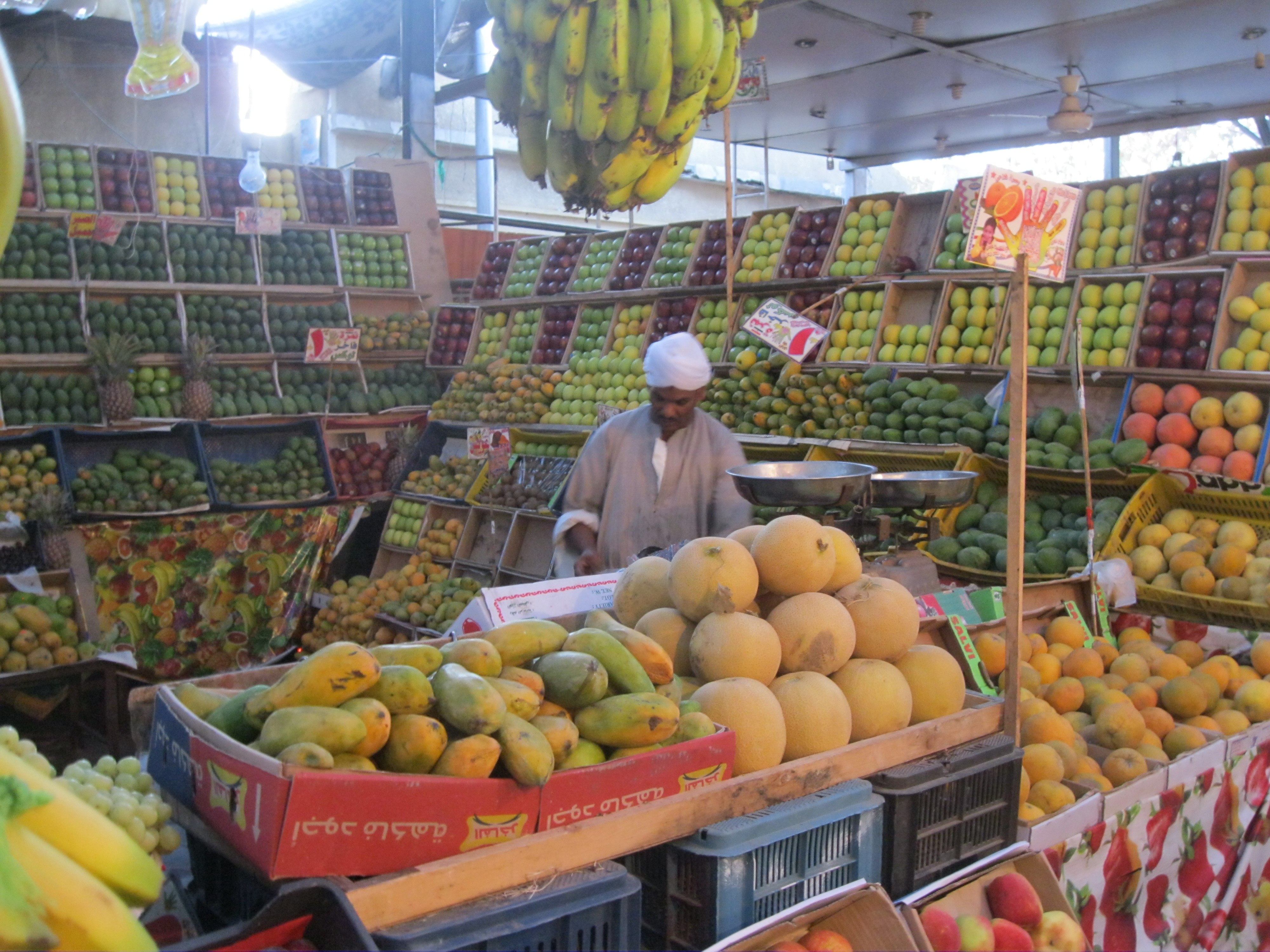 Фрукты есть в египте. Манго на рынке Египта. Фрукты из Египта. Овощи Египта. Фруктовый рынок в Хургаде.