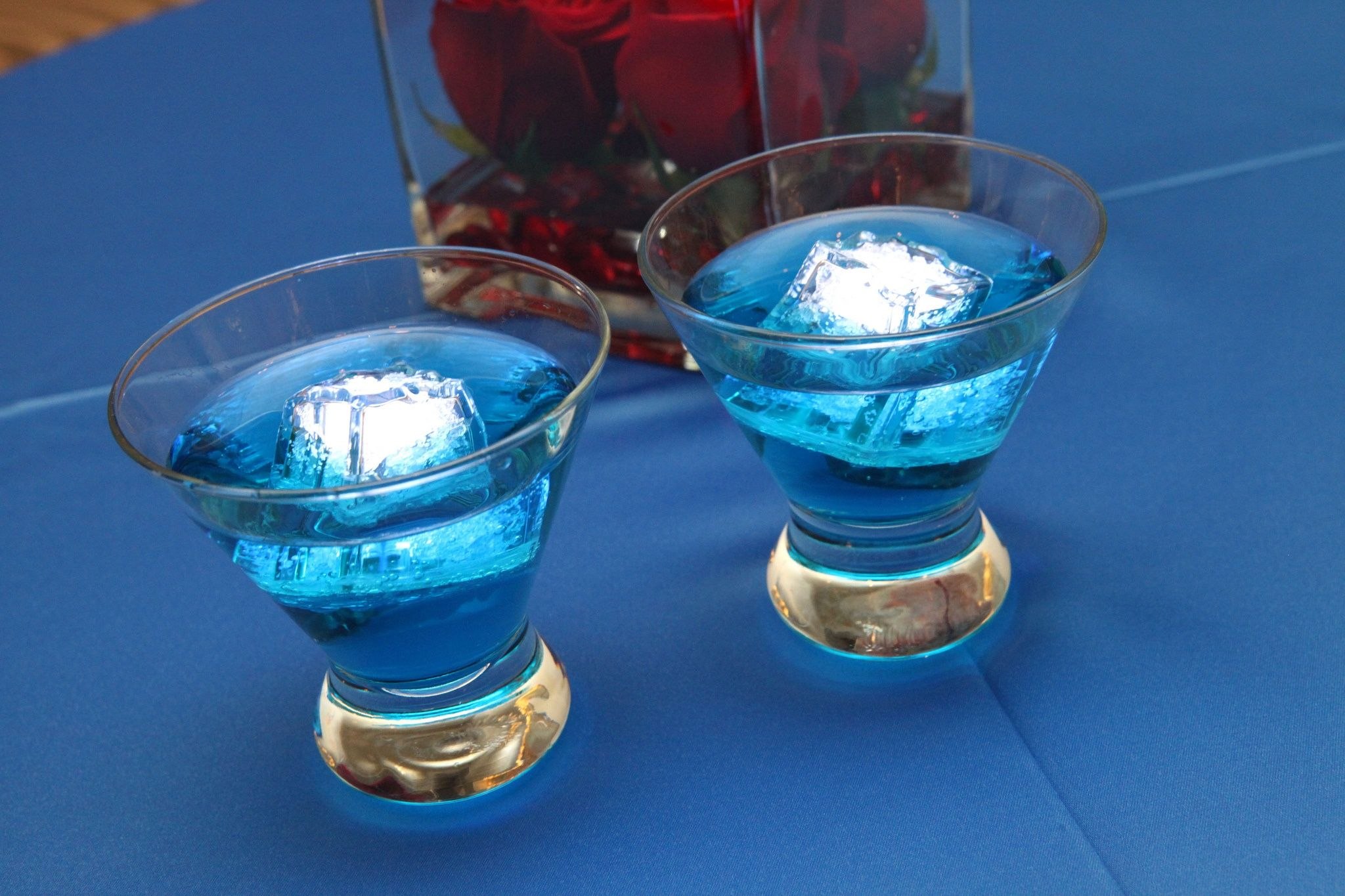Синяя стопка. Фрозен коктейль. Рюмка синего стекла с двумя золотыми ободками. Чача синеет в рюмке. Коктейль байк.