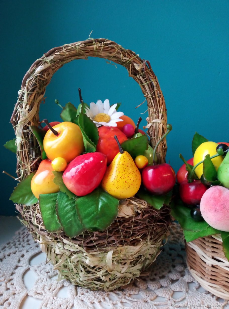 Корзинка с искусственными фруктами